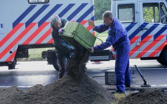 ARNHEM â€“ Een team van de Arnhemse politie groef woensdag de wegberm af langs de N224, de doorgaande weg van Arnhem naar Ede. De politie hoopt dat het afgraven nieuwe sporen oplevert in het onderzoek naar een doodgeschoten man die twee weken geleden in d