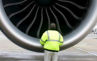 LONDEN â€“ Grondpersoneel onderwerpt direct na de landing een motor van de Boeing 777 aan een inspectie. Het vliegtuig landde donderdag op vliegveld Heathrow na een recordvlucht van ruim 21.000 kilometer. - Foto EPA