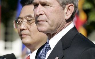 WASHINGTON â€“ De Amerikaanse president Bush en zijn Chinese ambtgenoot Hu Jintao tijdens een ceremonie bij het Witte Huis, donderdag. Foto EPA