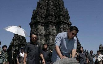 JOGJAKARTA â€“ De Indonesische president Yudhoyono nam woensdag polshoogte van de schade die de Prambanantempel in Jogjakarta heeft opgelopen. Foto EPA