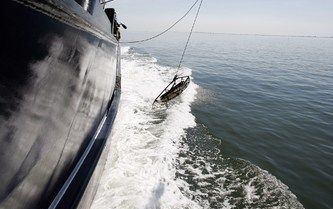 OOSTERSCHELDE â€“ Zeeuwse mosselkwekers inspecteerden dinsdag de nieuwe oogst. Door een koud voorjaar begint het seizoen later dan gebruikelijk. Deze week worden de eerste vangsten naar de veiling gebracht. Foto ANP