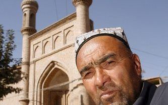 KASHGAR – Een Oeigoer poseert voor een moskee in Kashgar, een van de steden in de West Chinese provincie Xinjiang. Foto EPA