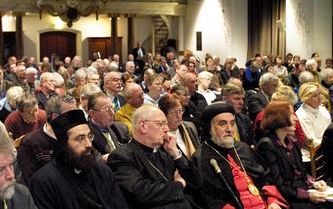 Het woord traditie kreeg een aan godsdienst gerelateerde inhoud. Het verwijst naar een bepaalde geloofsrichting. Niet naar details, maar naar de grote lijn. Foto: een oecumenische bijeenkomst van de Wereldraad van Kerken. Op de voorgrond vertegenwoordiger