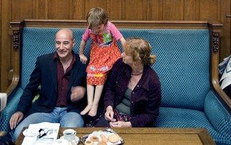 DEN HAAG - De leden van de Eerste Kamer zijn dinsdag beëdigd. Foto: Yildirim (SP) samen met zijn vrouw en kind onder het portret van Willem van Oranje. Foto ANP