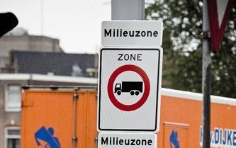 UTRECHT – In Utrecht werd vrijdag hard gewerkt aan het plaatsen van borden voor de milieuzone. In die zone –die de hele Utrechtse binnenstad plus omliggende gebieden bevat– is het vanaf morgen verboden terrein voor vieze vrachtwagens. Het is de eerste off