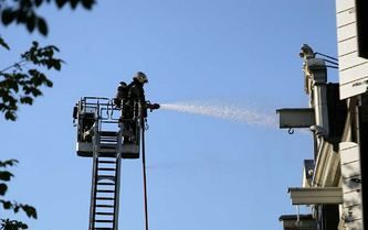 AMSTERDAM - Een brandweerman blust een brand in een woning aan de Prinsengracht in Amsterdam. Foto ANP