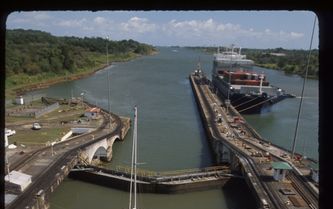 PANAMA STAD – Door het Panamakanaal, dat een verbinding vormt tussen de Atlantische Oceaan en de Stille Oceaan, loopt 5 procent van de wereldhandel. Het kanaal is ruim 81 kilometer lang. Na verbouwing moet het kanaal geschikt zijn voor supergrote containe