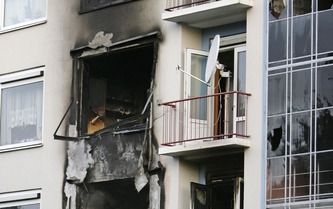 DEN HAAG - Zaterdag heeft een grote brand gewoed in een flat aan de Erasmusweg in Den Haag. Bij de brand, die rond 6.30 uur uitbrak, raakten dertien mensen gewond en werden 2 woningen verwoest. 25 Mensen zijn naar een tijdelijke opvang over gebracht. Foto