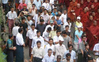 YANGON - Monniken en burgers van Myanmar lopen in een vredige demonstratie door de straten van Yangon. Foto EPA