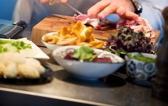 TOLKAMER - Toine Smulders van restaurant Villa Copera in Tolkamer (Gelderland) is uitgeroepen tot beste kok van Europa. HIj verwierf de titel dit weekend in Boedapest op een wedstrijd van de internationale overkoepelende organisatie van koksverenigingen. 