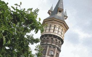 SCHOONHOVEN â€“ De watertoren van Schoonhoven vormt een markant punt langs de rivier de Lek. De 50 meter hoge watervoorziening uit 1901, in romantische stijl gebouwd, herbergt momenteel drie zilversmeden. Foto RD