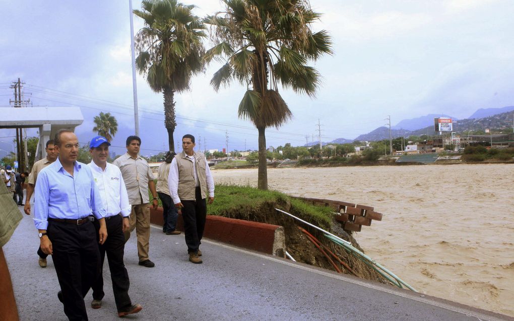 De Mexicaanse president Calderon (links) bekijkt de schade die tropische storm Alex heeft aangericht in Monterrey, Mexico. Foto EPA