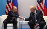 De Russische president Putin en de Amerikaanse president Trump schudden elkaar de hand op de G-20 top. beeld EPA
