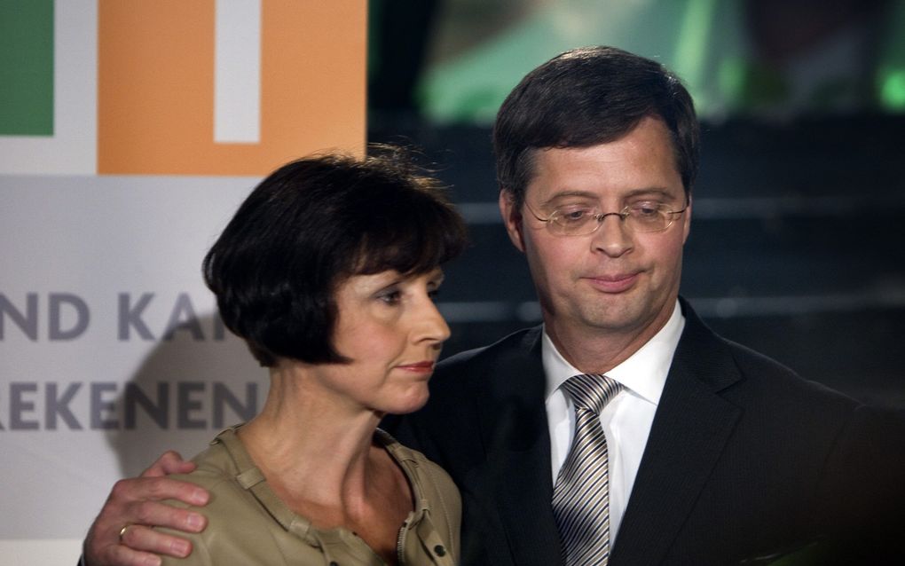 Nadat Balkenende heeft meegedeeld het CDA-leiderschap neer te leggen, zoekt hij troost bij zijn vrouw Bianca. Foto ANP