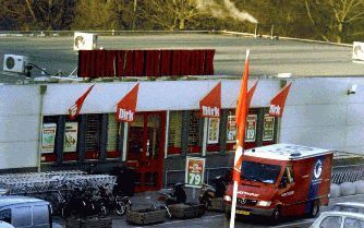 UTRECHTâ€“ Een medewerker van de Explosieven Opruimingsdienst (EOD) loopt naar een geldwagen van Geldnet. Een verdacht pakketje op de motorkap van de wagen bezorgde de hulpdiensten donderdag veel werk. Het pakketje bleek geen explosieven te bevatten. Foto