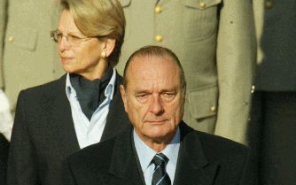 PARIJS - De Franse president Jacques Chirac handhaaft Jeanâ€“Pierre Raffarin als premier, na het grote verlies van centrumrechts in de regionale verkiezingen van zondag. Dat heeft het presidentiÃ«le paleis dinsdag in een verklaring bekendgemaakt. Foto EPA