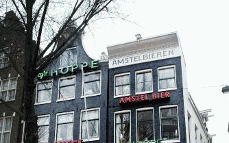 AMSTERDAM â€“ CafÃ© Hoppe in Amsterdam: een van de vele horecagelegenheden waarover ondernemer Sjoerd Kooistra de scepter zwaait. In een vrijdag gepresenteerd rapport uit de gemeente Amsterdam echter vermoedens van fraude over de handelwijze van de onroer