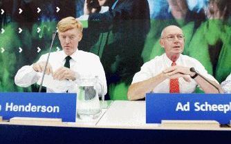 AMSTERDAM - KPN-topmannen Ad Scheepbouwer (l.) en Maarten Henderson (r.) maandag tijdens de persconferentie van KPN over de 2e kwartaalcijfers van 2004 in Amsterdam. KPN heeft zijn nettowinst in het tweede kwartaal van dit jaar verdubbeld tot 369 miljoen 