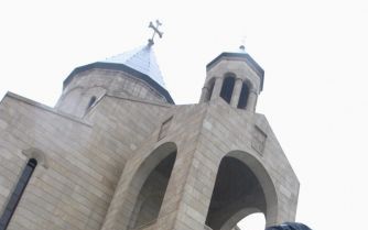 BAGDAD â€“ Een Iraakse beveiligingsfunctionaris houdt op eerste kerstdag de wacht bij een kerk in de hoofdstad Bagdad. De kerstvieringen in Irak werden vanwege angst voor geweld slecht bezocht. Foto EPA