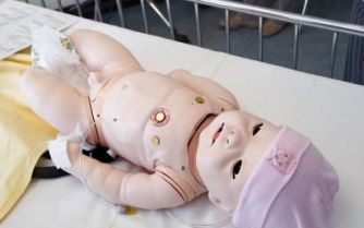 GRONINGEN - Het Universitair Medisch Centrum Groningen (UMCG) heeft een computergestuurde nepbaby aangeschaft, waarmee artsen en verpleegkundigen hun behandelingen op zuigelingen kunnen oefenen. Foto ANP