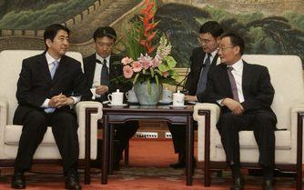 PEKING â€“ De nieuwe Japanse premier Shinzo Abe sprak zondag in Peking met de voorzitter van het Chinese parlement, Wu Bangguo, in de Grote Hal van het Volk. Later had Abe een ontmoeting met de Chinese president Hu Jintao. Foto EPA