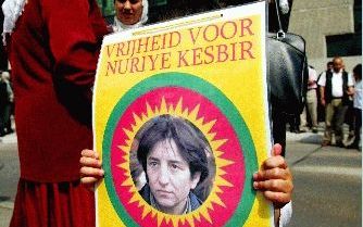 AMSTERDAM - Koerdische vrouwen demonstreerden dinsdag bij de rechtbank in Amsterdam. Binnen vocht de omstreden Koerdische PKK-leider Nuriye Kesbir zijn uitlevering aan Turkije aan. - Foto ANP