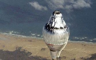 Steve Fossett met zijn ballon boven de Australische kust. Fossett is de eerste mens op aarde die solo met een ballon om de wereld vliegt. - Foto EPA