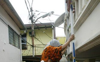 INDONESIË - Indonesische reddingswerkers evacueren inwoners van een ondergelopen wijk in Jakarta. Hevige regenval zorgde ervoor dat verschillende wijken van de hoofdstad onderliepen en mensen hun huizen moesten verlaten. Foto EPA