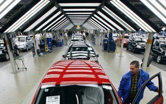 WOLFSBURG – De jaarcijfers 2006 van Volkswagen zijn beter dan verwacht. Foto: een medewerker voert de laatste controle uit bij een Golf 5 aan het einde van een productielijn in het Duitse Wolfsburg. Foto EPA