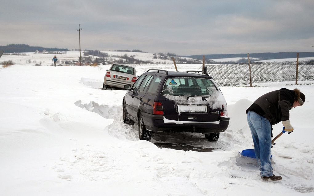 Ingesneeuwde auto in Polen. Foto EPA