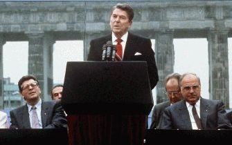 BERLIJN â€“ Ronald Reagan houdt in 1987 in Berlijn een toespraak. Op de achtergrond de Brandenburger Tor. Foto EPA