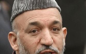 KABUL- De Afgaanse president Hamid Karzai bij het verlaten van het stembureau op 9 oktober. Foto EPA.