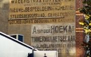 DEN HAAG â€“ De Stichting Haags Industrieel Erfgoed (SHIE) heeft een route samengesteld langs ongeveer veertig historische muurreclames en reclamelijsten in Den Haag. Wandelaars en fietsers kunnen het routeboekje ”Muurvlakte te huur” vanaf komende woensda
