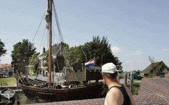 KAMPEN â€“ De Kamper kogge is maandag teruggekomen in de haven van Kampen. In verband met het overlijden van twee bemanningsleden op het begeleidingsschip de Carlot hangt de vlag halfstok. Foto ANP