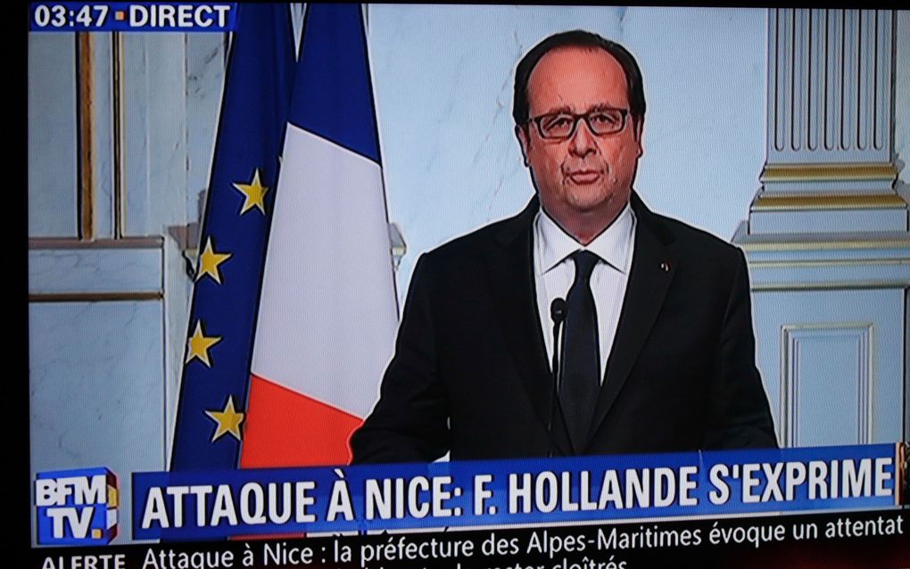 Frankrijk verlengt de noodtoestand die het invoerde na de terroristische aanslagen in Parijs vorig jaar november, met drie maanden. Dit zei president François Hollande op een persconferentie naar aanleiding van de aanslagen in Nice. beeld AFP