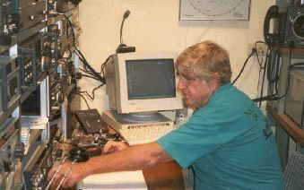 Na zijn pensioen richtte Joop Bok achter zijn huis een compleet amateurradiostation in en begon hij met het verzamelen van morsesleutels. - Foto Marius Bremmer