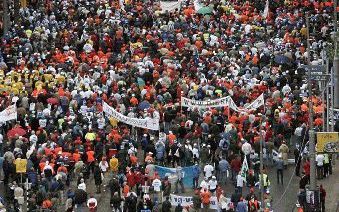 ROTTERDAM â€“ Tienduizenden actievoerders protesteerden maandag op de Rotterdamse Coolsingel tegen het kabinetsbeleid rond onder meer WW, WAO, VUT en prepensioen. De demonstratie heeft grote delen van de Rotterdam en de haven platgelegd. Voorzitter R. de 