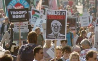 LONDEN - Demonstranten lopen zaterdag door Piccadilly in het centrum van Londen ter gelegenheid van twee jaar oorlog in Irak. Zij protesteren daarmee tegen de aanwezigheid van Britse troepen in Irak. Foto EPA