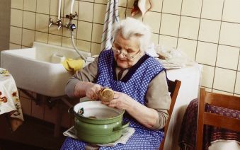 Oudtante mevrouw Van den Berg is 90 jaar en schilt nog dagelijks de aardappelen, schrijft mevrouw M. E. de Bruijn uit Leerbroek. Met deze foto wint zij de eerste prijs in de RD fotowedstrijd. <p> Juryrapport: „Deze foto is puur, heel naturel. Het thema ”D