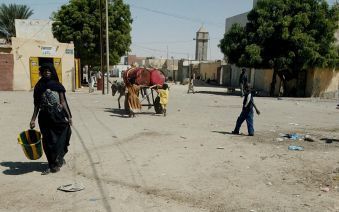 NOUAKCHOTT- Armoede in Noukchott. Een jongetje speelt met een stok in de krottenwijk Gazra, een wijk in Noukchott. De Europsese Unie heeft de de coup veroordeeld. Foto EPA