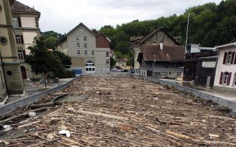 BERN â€“ Enorme hoeveelheden hout en andere rommel drijven in de rivier de Aare, in een buitenwijk van de Zwitserse hoofdstad Bern. Nu het waterpeil langzaam begint te zakken, wordt de ravage als gevolg van de overstromingen in volle omvang zichtbaar. Fot