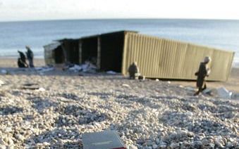 BRANSCOMBE – Aangespoelde Bijbels op de stranden bij het Engelse Branscombe. Ze blijken bij uitgeverij Jongbloed in Heerenveen te zijn gedrukt. Foto Reuters