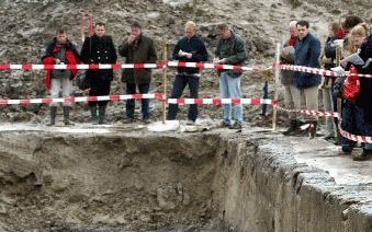 VLEUTEN - In de nieuwbouwwijk Leidsche Rijn bij Vleuten zijn donderdag de resten van een Romeinse wachttoren uit de eerste eeuw onthuld. „De vondst heeft ingrijpende gevolgen voor ons beeld van de Romeinse rijksgrens”, aldus archeoloog E. Graafstal. - Fot