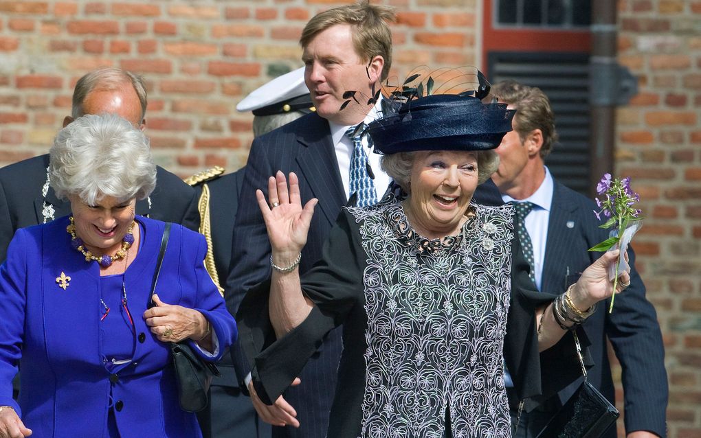 Koningin Beatrix (R) heeft bij aankomst een vrolijk onderonsje met Peijs (L), commissaris der Koningin in Zeeland. Foto ANP