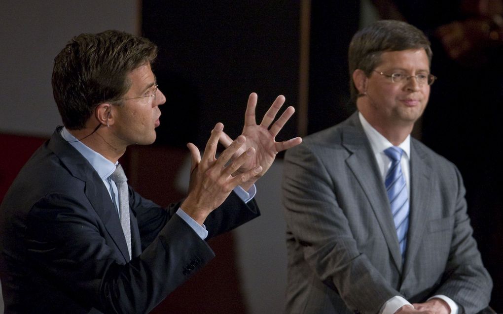 ROTTERDAM – In het EénVandaaglijsttrekkersdebat kritiseerde VVD-leider Rutte maandag met name CDA-lijsttrekker Balkenende. „U schoof in uw laatste kabinet de problemen met een sneeuwschuiver voor u uit.” Balkenende, hoofdschuddend: „Gewoon niet waar.” Fot