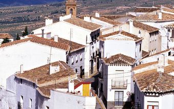 In de jongste roman van Vonne van der Meer ondergaat een vervallen dorpje in Andalusië een gedaanteverandering, alleen door de komst van een Deen die de mensen een verhaal op de mouw speldt. Foto ANP