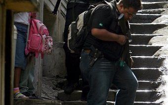 RIO DE JANEIRO - De politie doet een inval in de sloppenwijk Alemao in Rio de Janeiro. Foto EPA