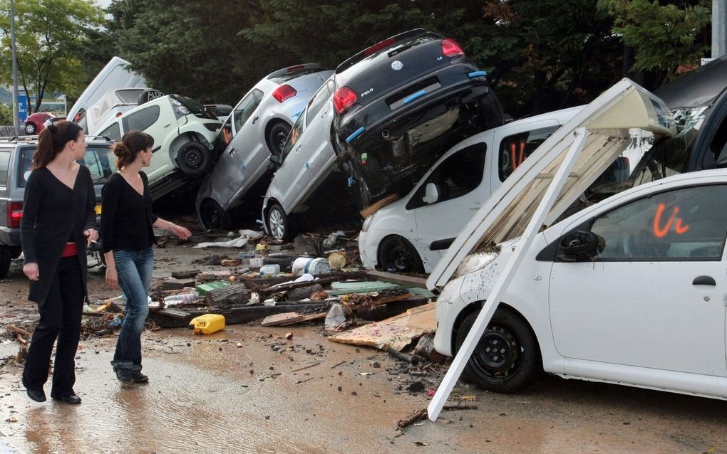 DRAGUIGNAN - Mensen lopen langs autowrakken in Draguignan in Zuid-Frankrijk. De regio rond Draguignan en Luc is getroffen door noodweer. De ANWB Alarmcentrale heeft tien meldingen gekregen van Nederlanders die hierdoor in problemen zijn gekomen. Foto ANP/