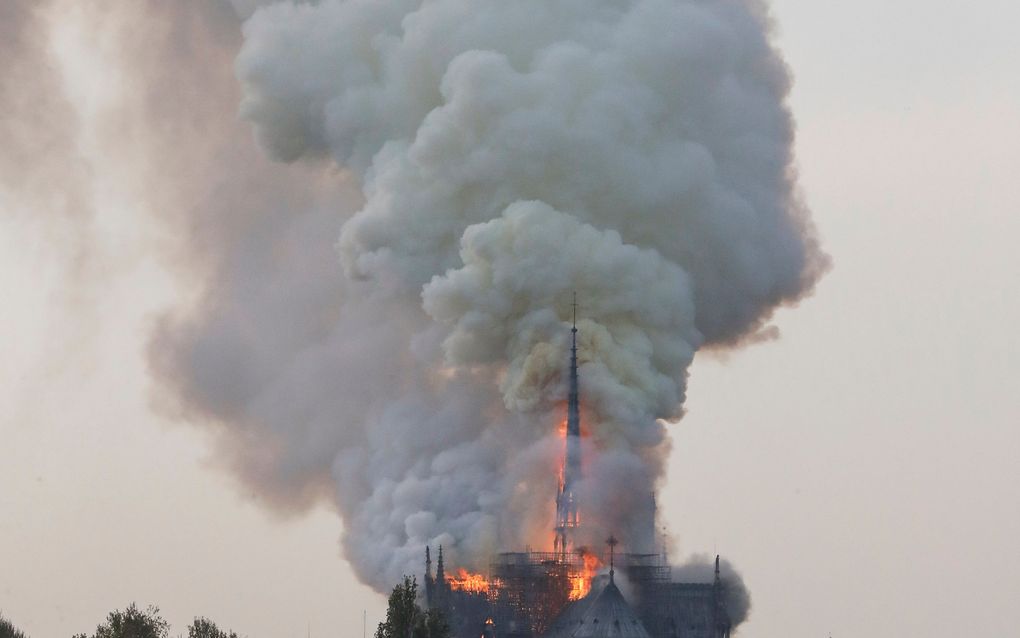 Foto van de grote brand in de Notre Dame. beeld AFP