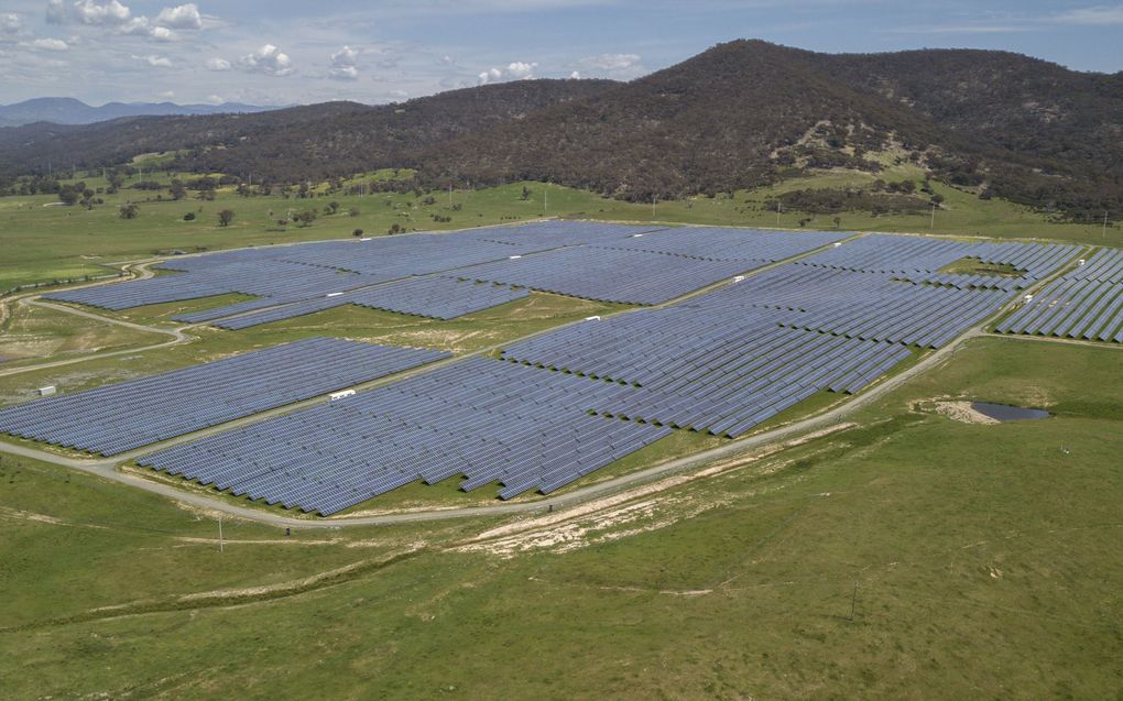 Een zogenaamde zonneboerderij in Williamsdale, Australië. beeld EPA, Mick Tsikas